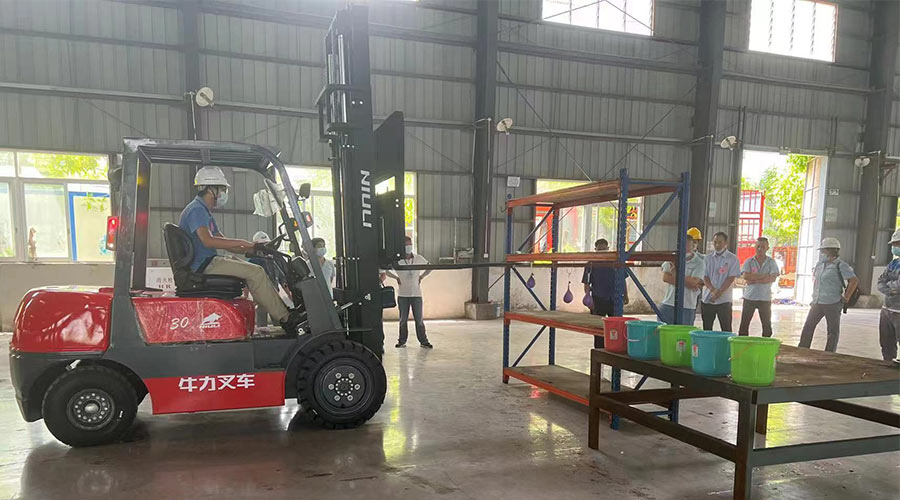 比技能 展風(fēng)采！金環(huán)電器參與鶴城鎮(zhèn)第二屆企業(yè)職工叉車技能競賽
